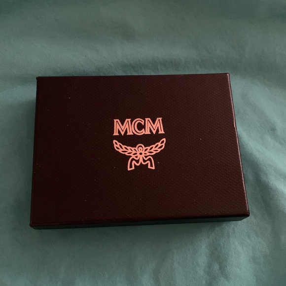 NEW MCM Mini Croissant Logo-Embossed Leather Aren Zip Wallet w/ Key Ring 5 x 3 - Picture 7 of 7